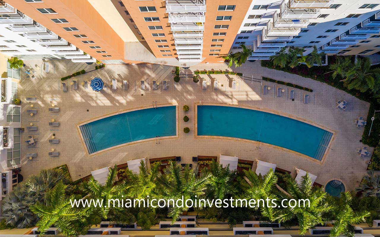 The Venture at Aventura pool deck 1