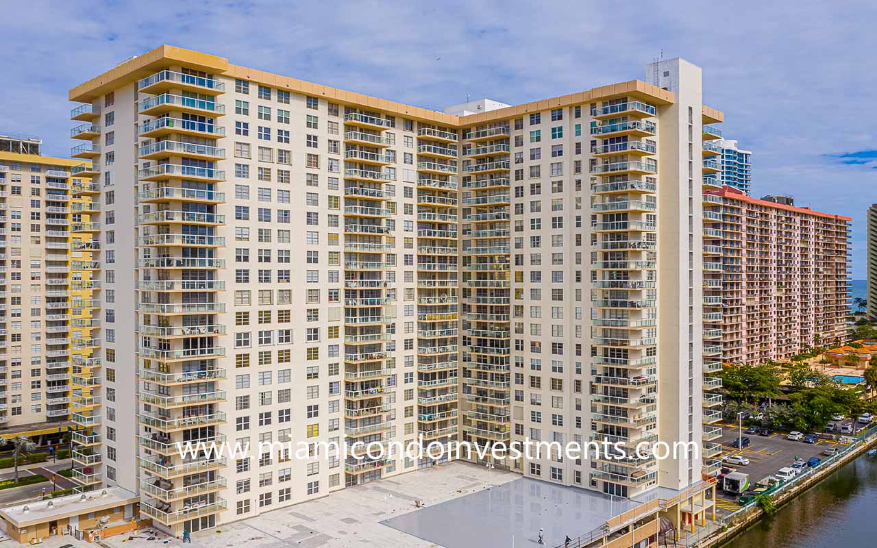 Winston 300 230 174th St, Sunny Isles Beach, FL 33160