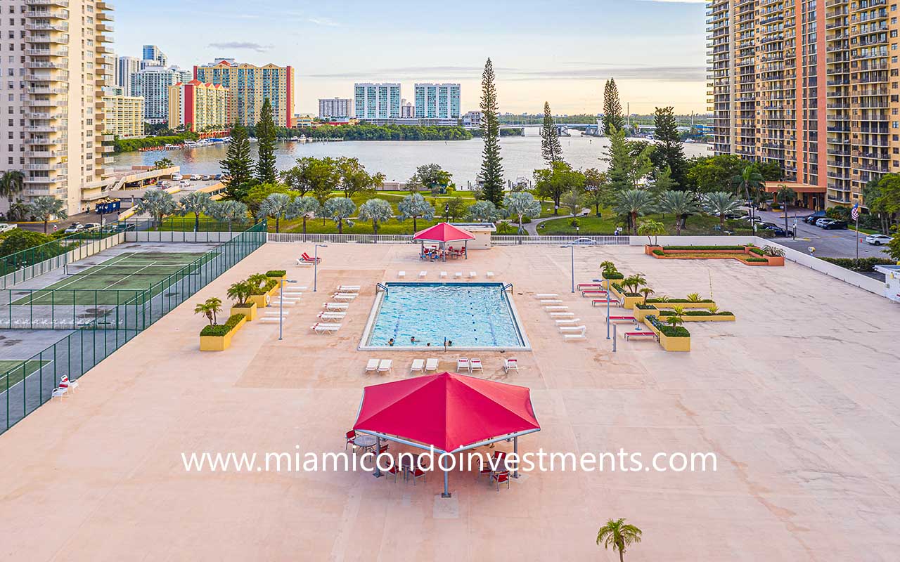 Winston 500 Condos Pool Deck