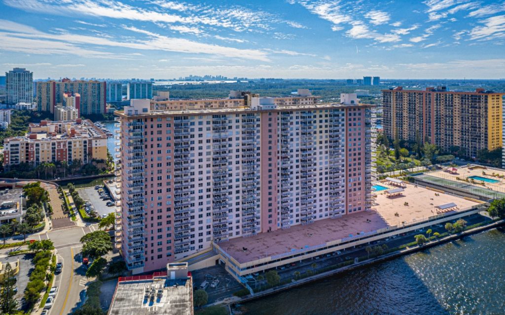 Winston 200 Shoreline and Development Views
