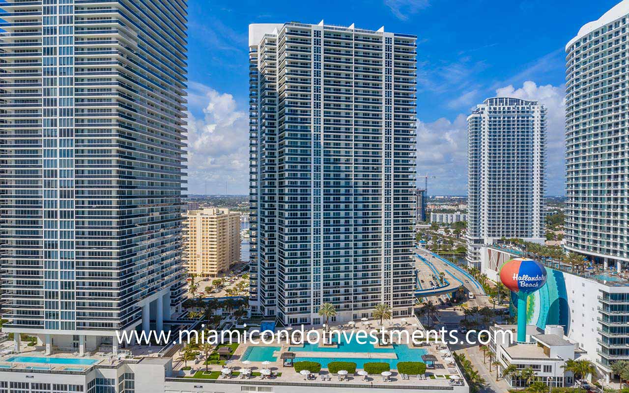 Beach Club Tower 3 Pool deck and Skyline View