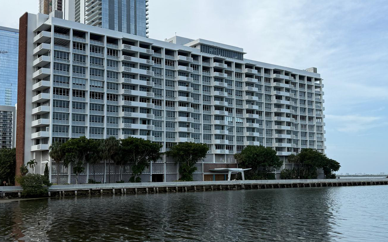 Biscayne 21 condos in Edgewater Miami