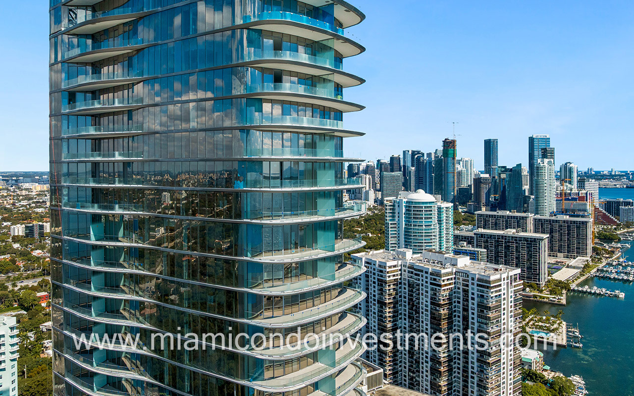 condo residences and terraces at Una Residences